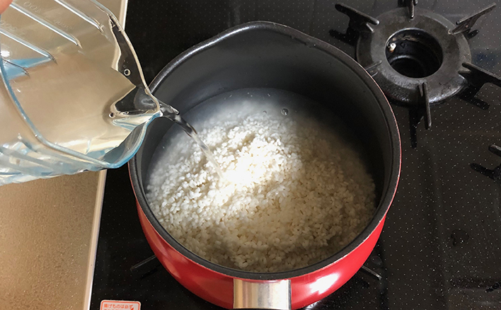 マルチポットにお米と水を入れる