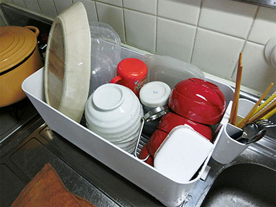 水切りケースに４人分の洗い物が乾かされている写真