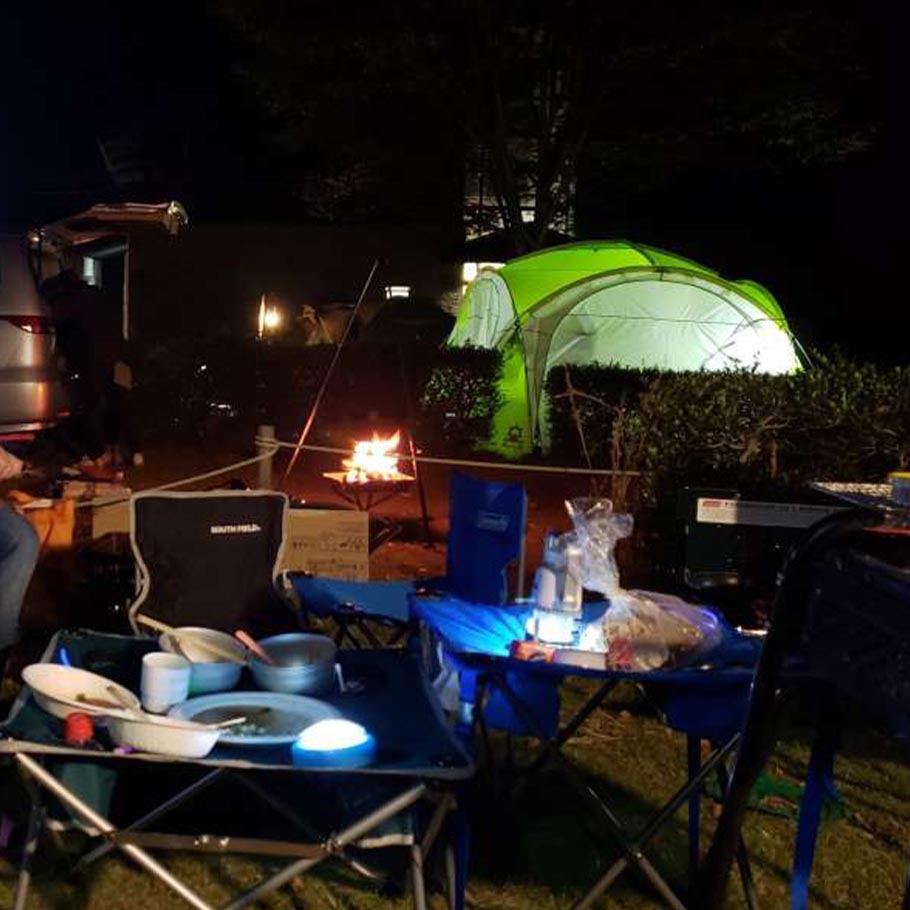 夜のキャンプ場。と焚火の明かりが美しい