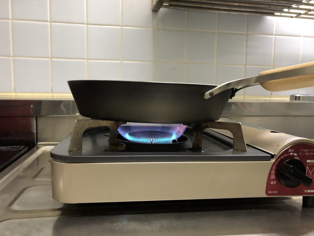鉄フライパンを中火で加熱する