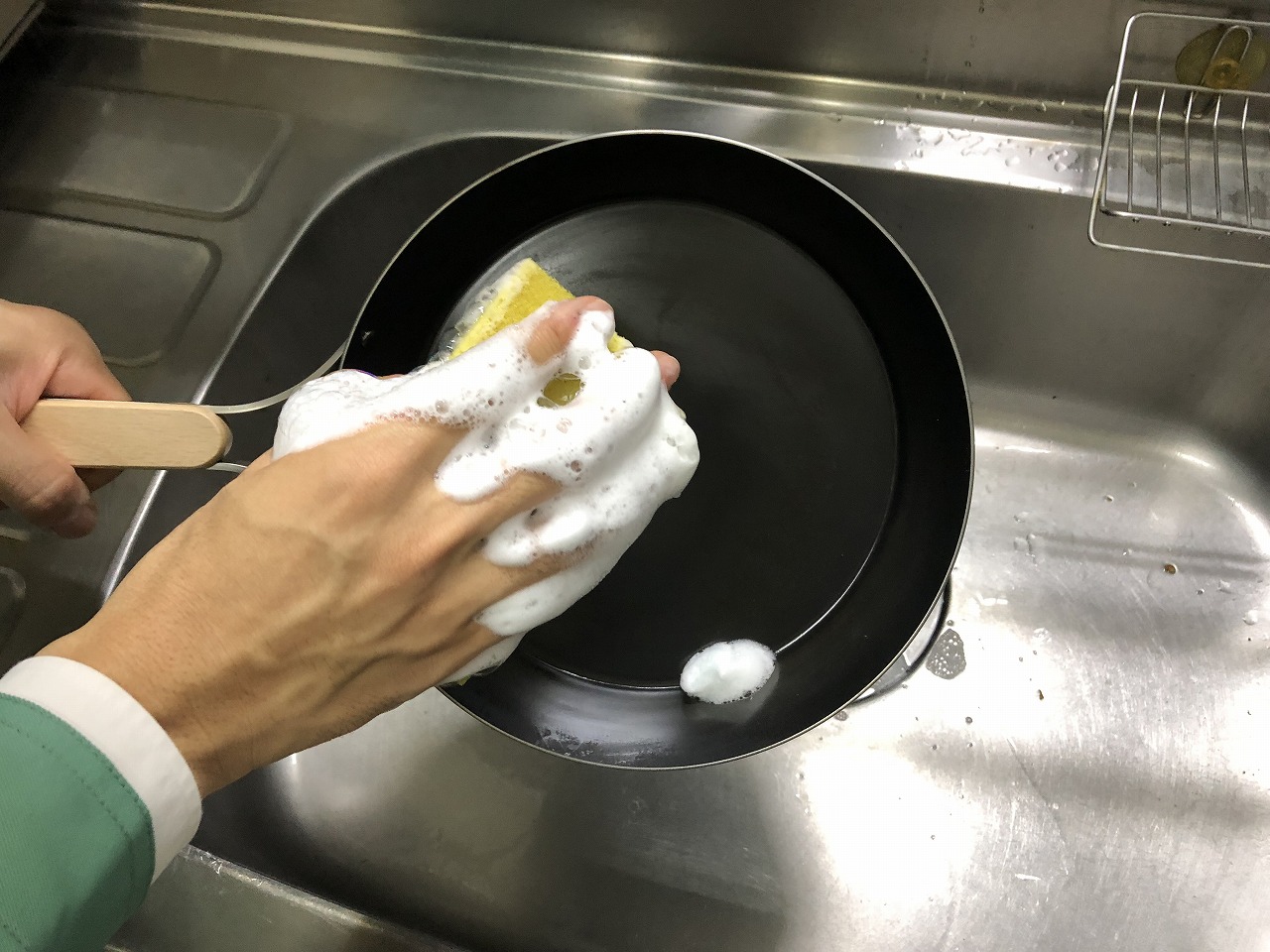 鉄フライパンを洗剤で洗う