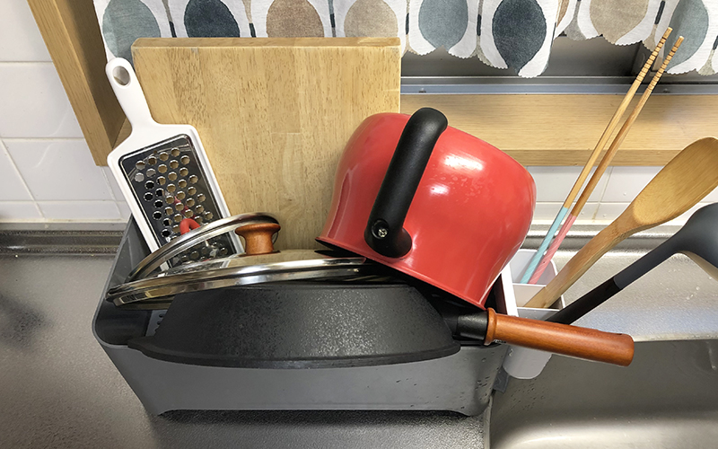 ヨハク水切りケースで鍋、フライパン、まな板を乾かす