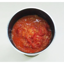 玉ねぎ、ホールトマト、ガラスープの素を煮込む