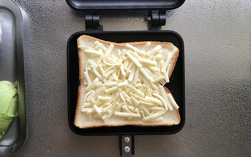 食パンにシュレッドチーズを乗せる