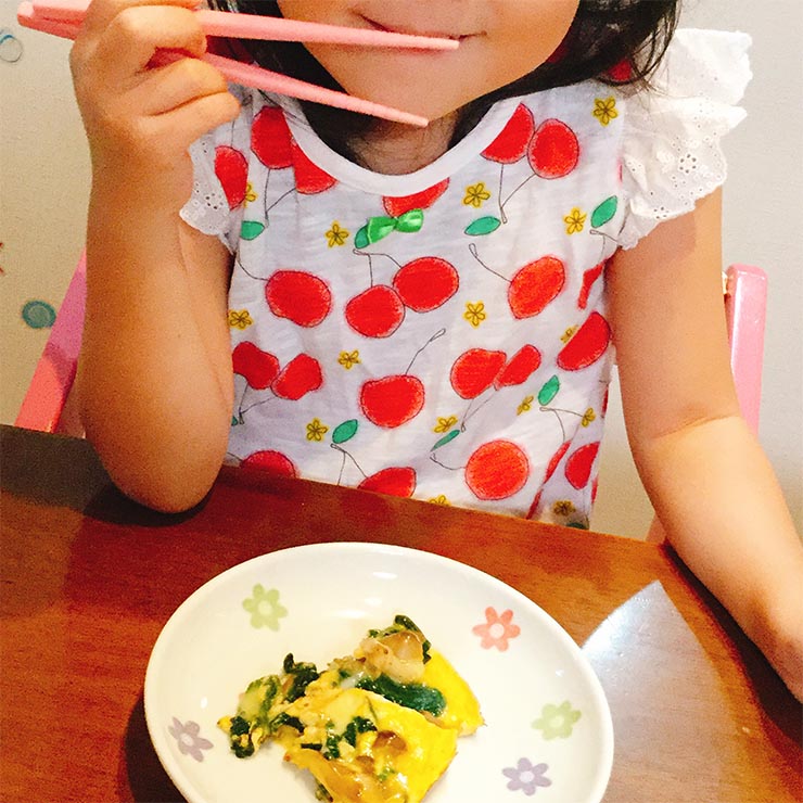 和風きのこオープンオムレツを食べる子ども