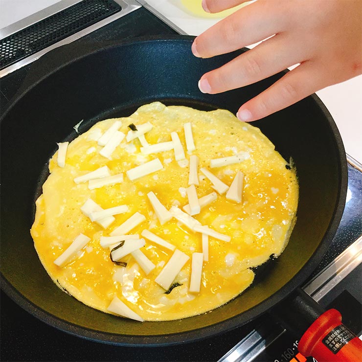 オンザテーブルパンに卵とチーズを入れて加熱する