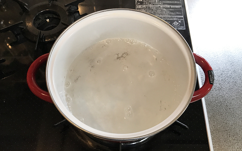 ホーロー鍋で重曹水を煮立たせる