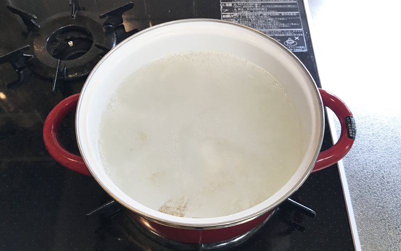 ホーロー鍋に重曹水を入れて煮立てる