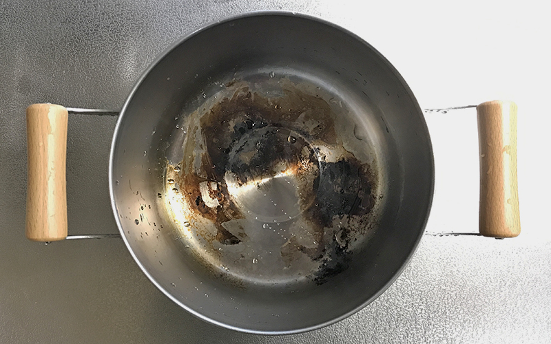 お湯で焦げ付きを落とした後のステンレス鍋