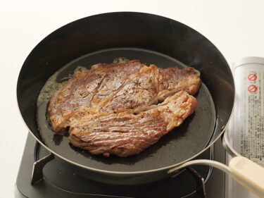 牛ステーキ肉を鉄フライパンで焼く