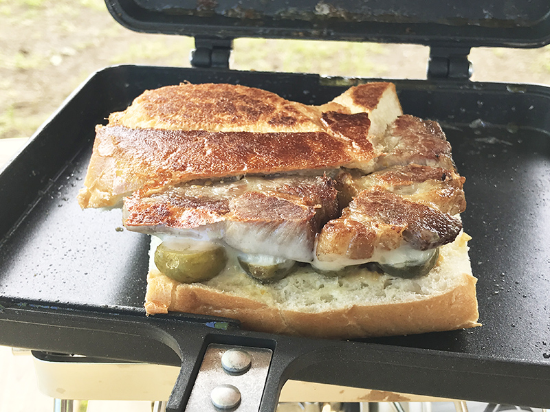 ワイドなホットサンドメーカーはたっぷりプレス焼きに便利