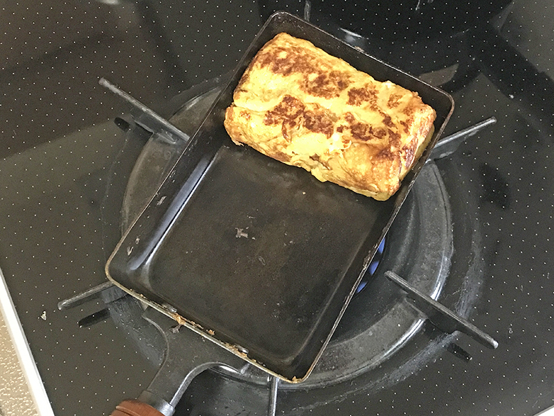 鉄製卵焼きフライパンで玉子焼を作っている様子