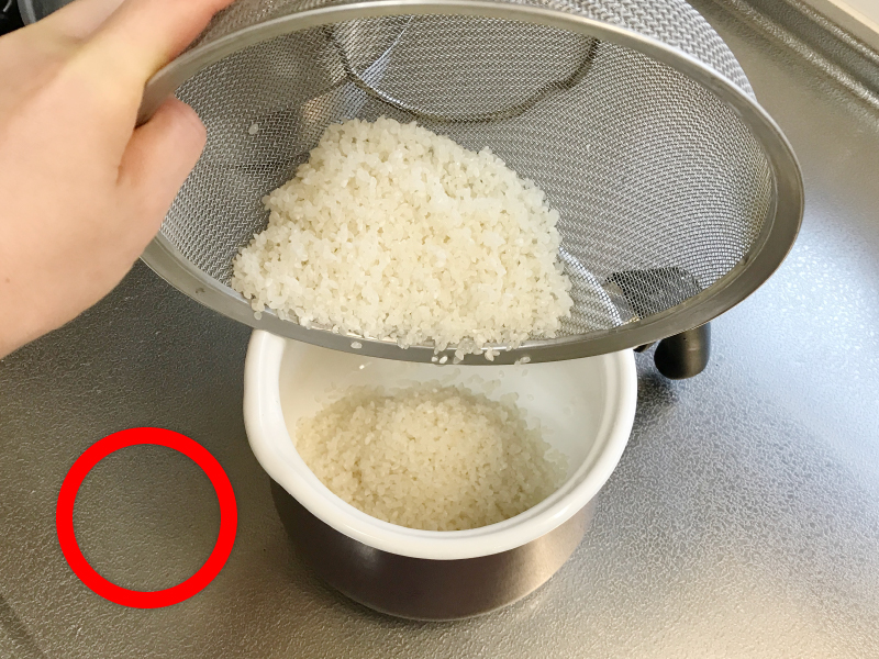 rintoホーローマルチポットに洗ったお米を移す