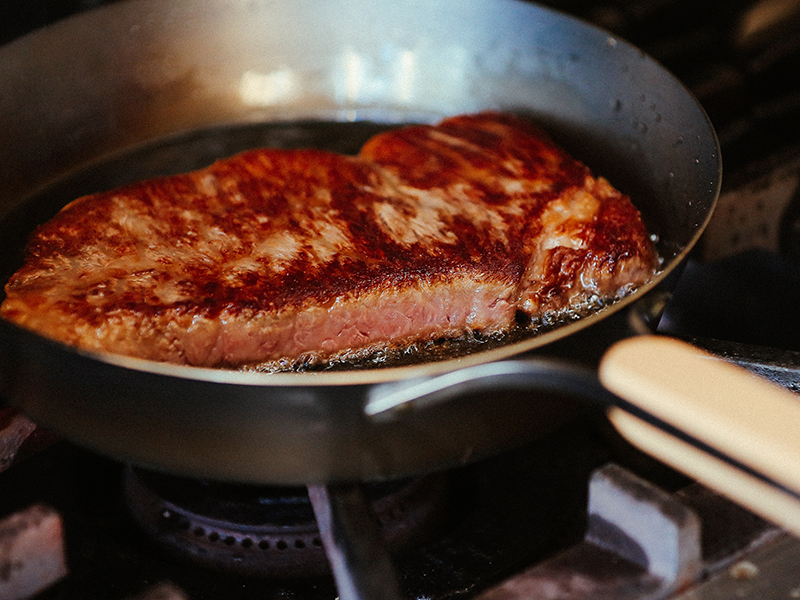 鉄フライパンで焼いたステーキ