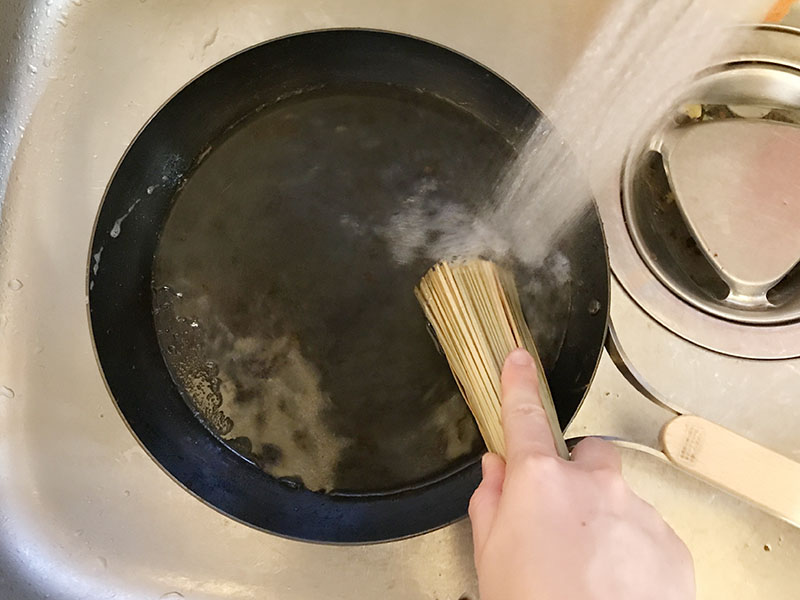 鉄フライパンをささらで洗う