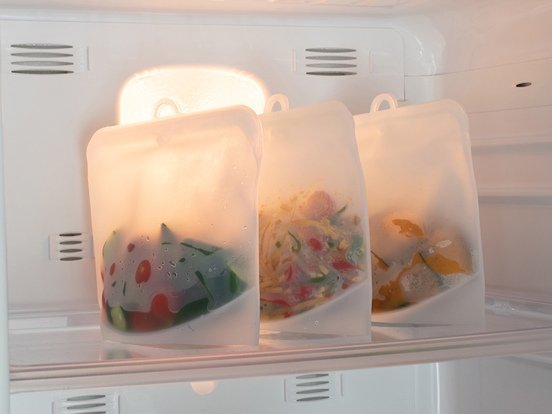 冷蔵庫にシリコーンバッグを立てて並べる
