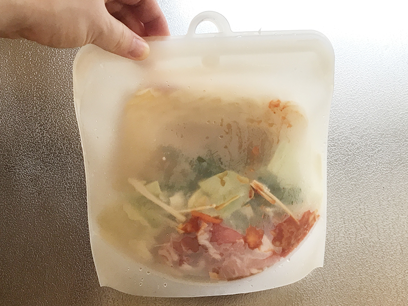 冷凍うどんアレンジレシピの材料を入れたシリコーンバッグ